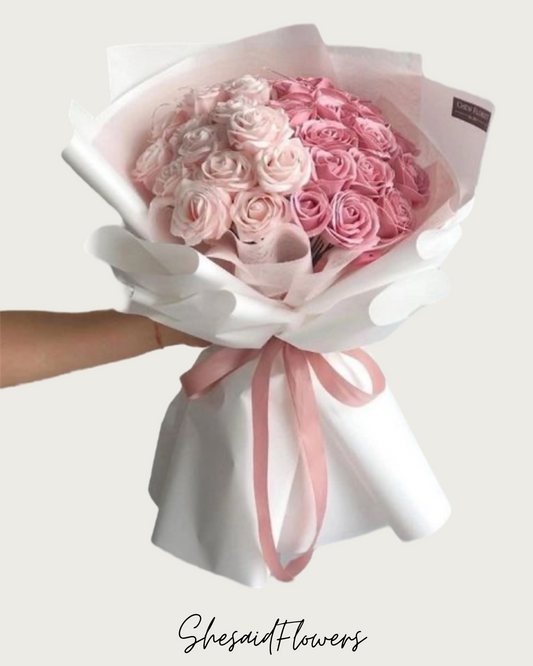 Bouquet de 24 roses de tons rosés