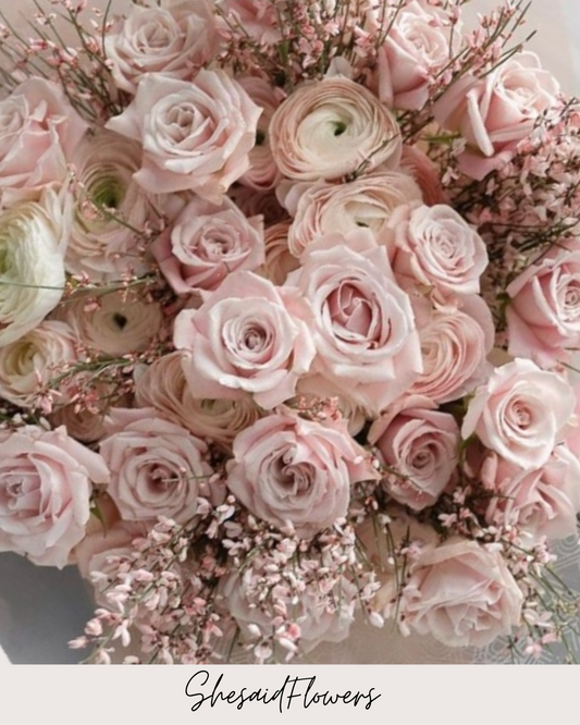 Bouquet de 30 roses de couleur rose ornées de gypsophile séché