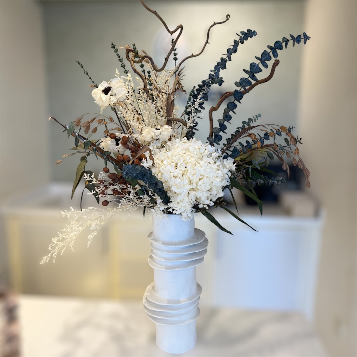 Création florale blanche , bleu et couleur terre