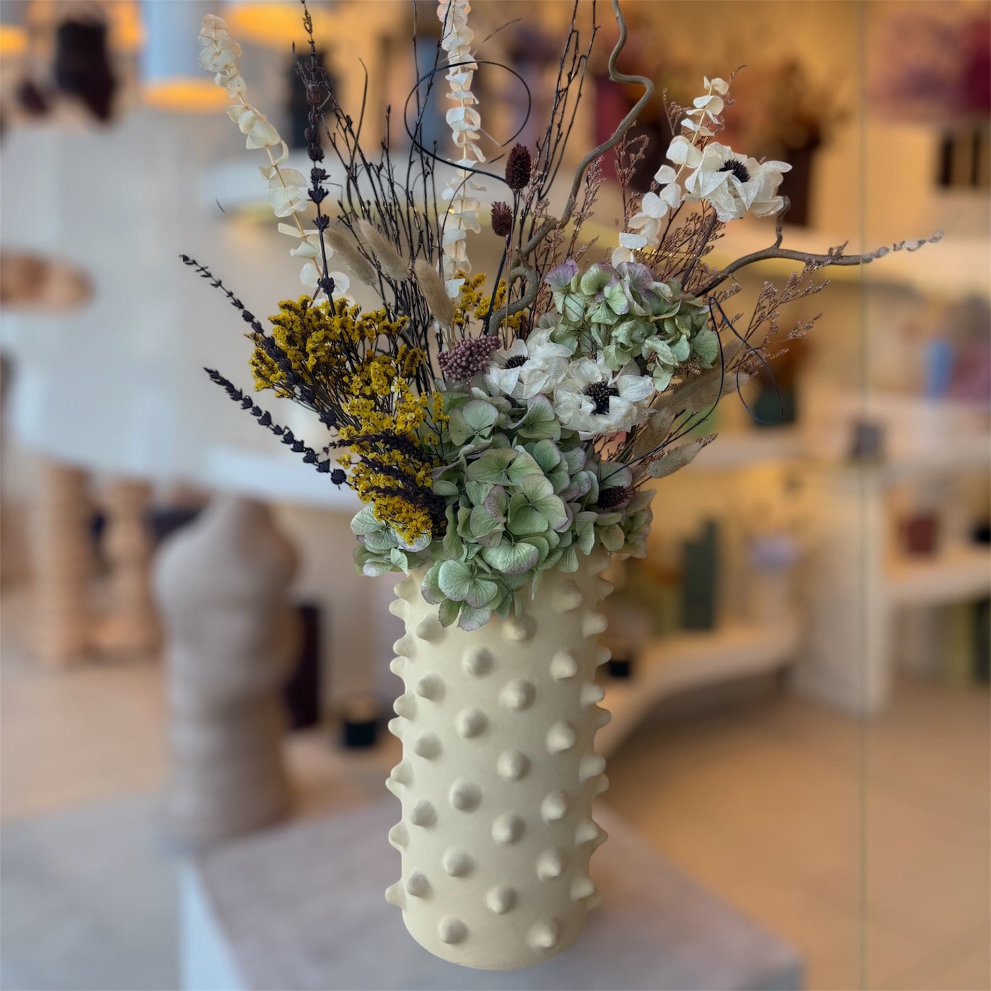 Composition florale sur vase Creamy