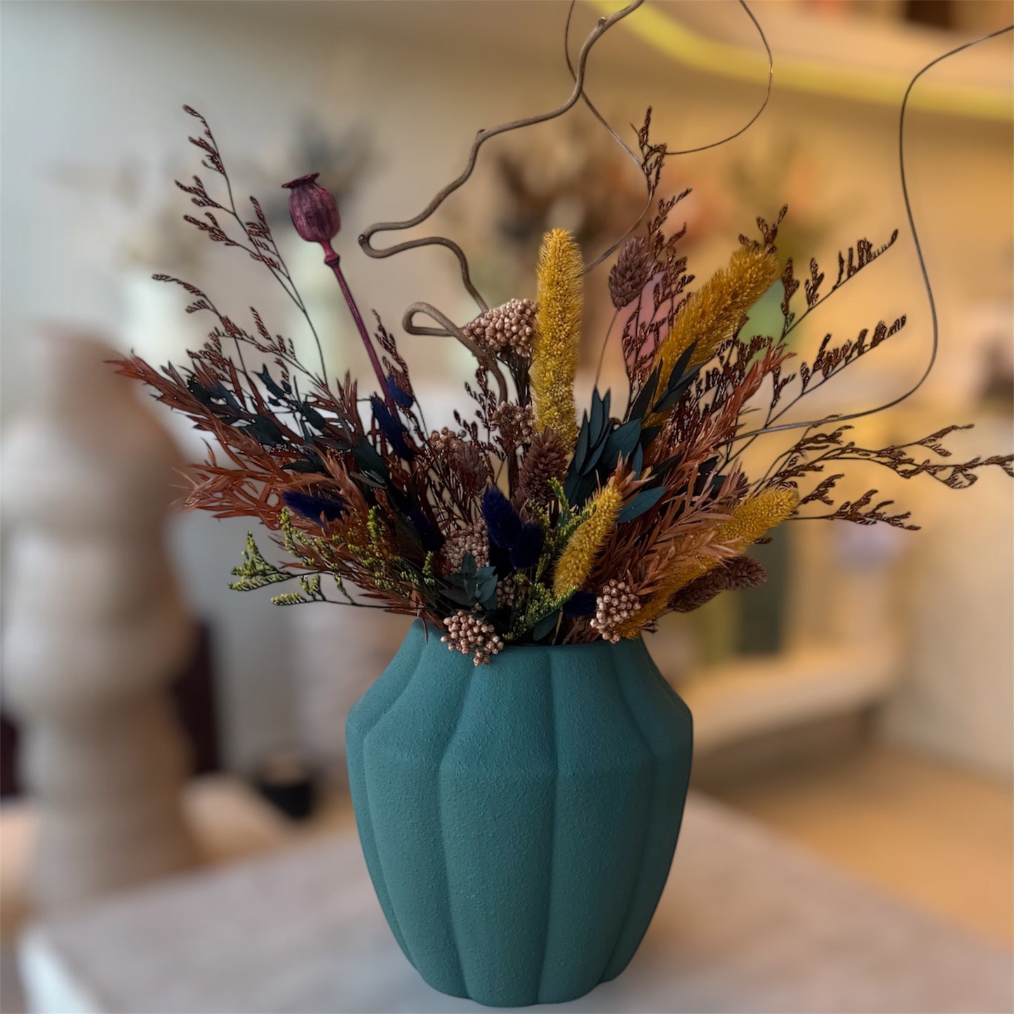 Composition florale sur vase vert émeraude