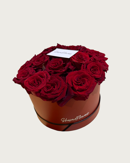 Coffret style Hermes Medium contenant des roses rouges